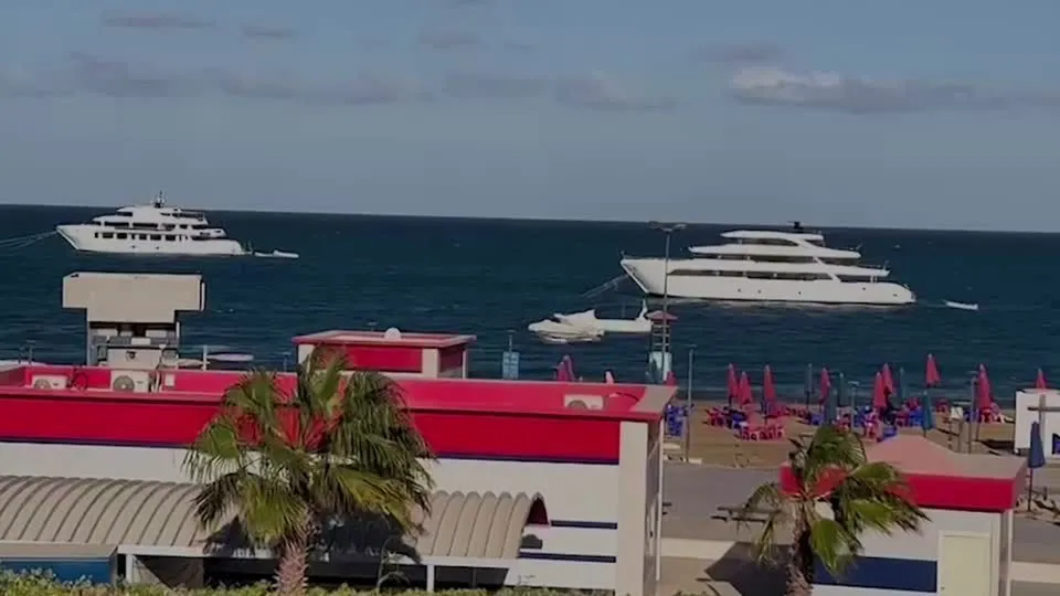 Equipes de emergência recuperaram quatro corpos e três sobreviventes após naufrágio de barco turístico na costa leste do Egito.