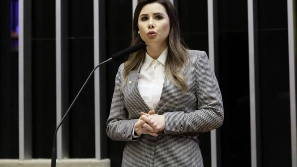 A proposta, que visa alterar a Constituição, gera polêmica e críticas entre os deputados sobre seus impactos sociais.