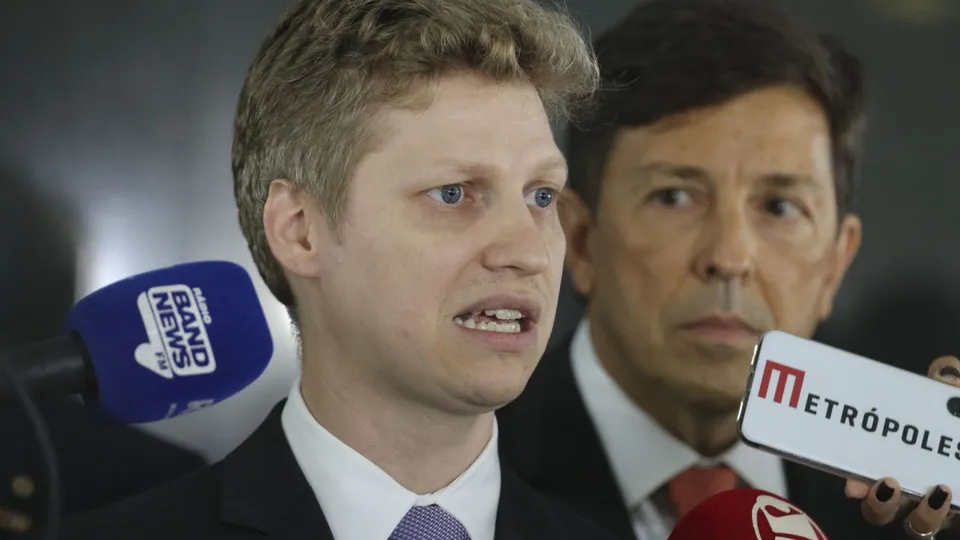Deputado critica indiciamento pela PF após discurso na Câmara e chama situação de 'estado de exceção'.