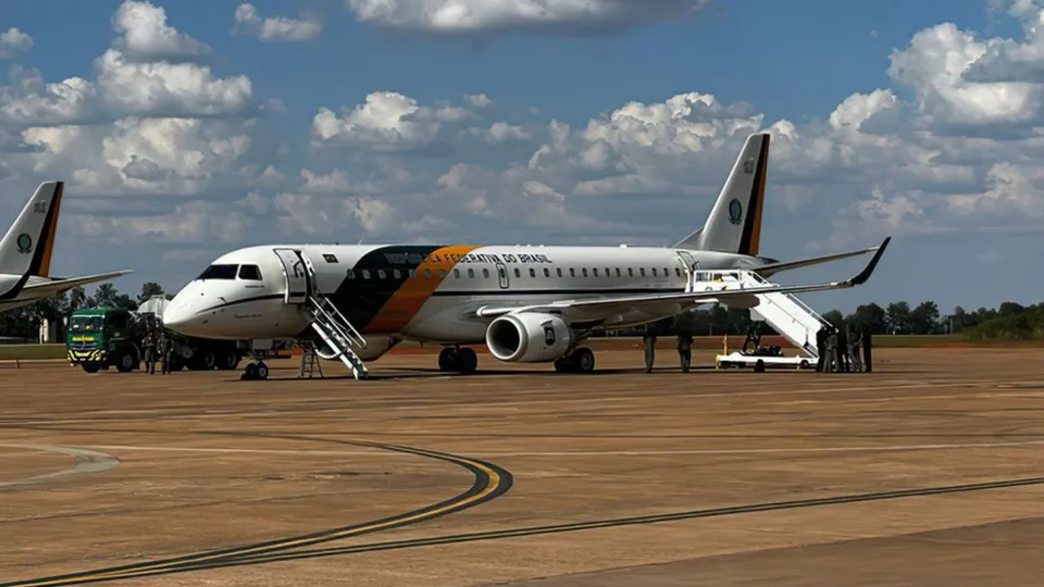 O presidente Lula adia a aquisição de um novo avião, mas o custo elevado levanta preocupações sobre a prioridade do investimento.