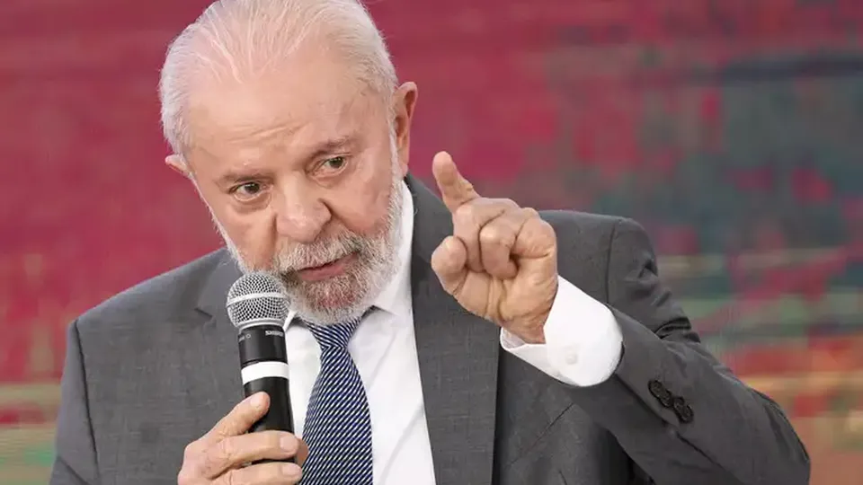O presidente Luiz Inácio Lula da Silva reafirma sua expectativa de um crescimento econômico superior a 3%, mas especialistas questionam essa projeção.