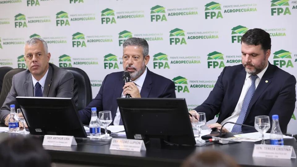 Presidente da Câmara considera insuficiente a retratação de Alexandre Bompard e pede postura mais assertiva do Itamaraty.