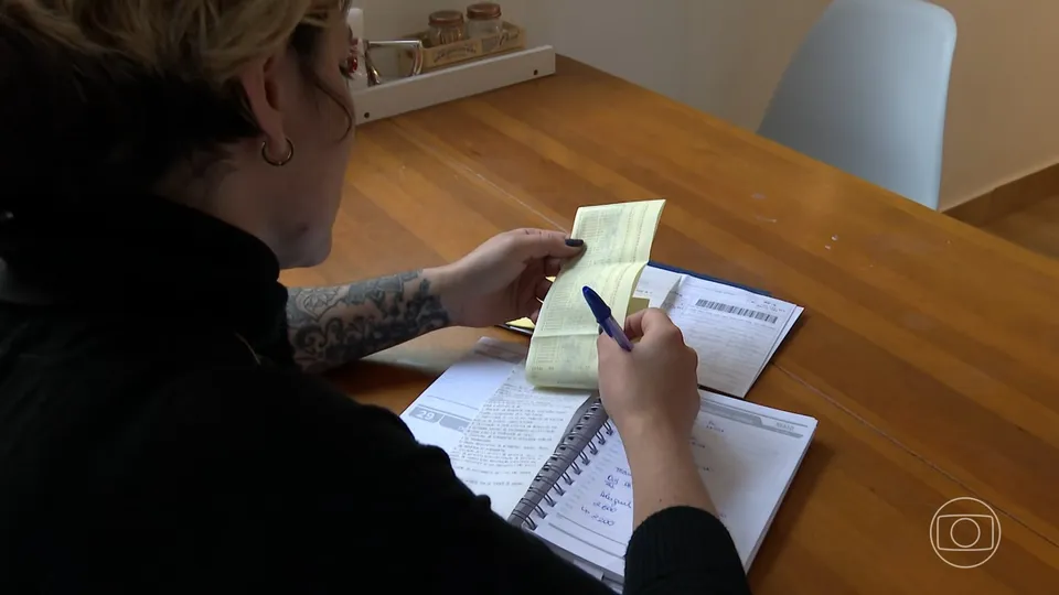 Especialistas orientam sobre a melhor forma de utilizar o 13º salário para quitar dívidas e evitar novos endividamentos.