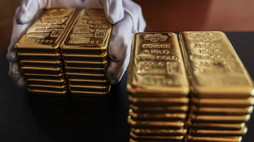Após forte queda, o ouro para dezembro avança 0,10%, refletindo incertezas no cenário internacional.