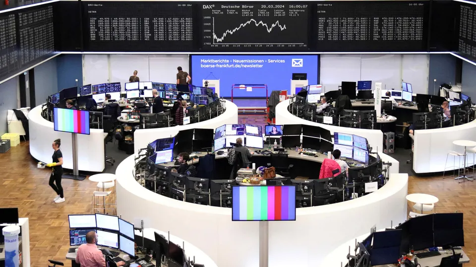 O índice pan-europeu STOXX 600 recuou 0,57%, refletindo preocupações sobre tarifas que podem afetar a economia.