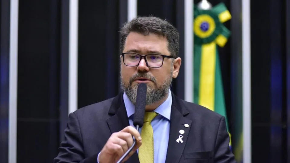 Marcos Pollon sugere que feriados sejam celebrados aos domingos, visando melhorar a competitividade econômica do Brasil.