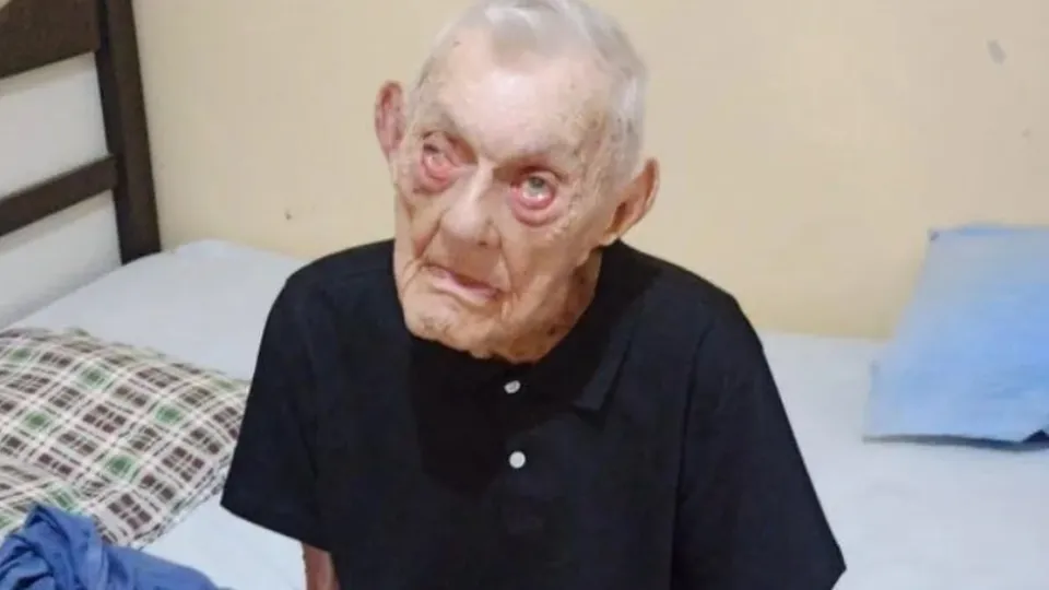 O brasileiro assumiu o título após a morte do britânico John Tinniswood, também de 112 anos.