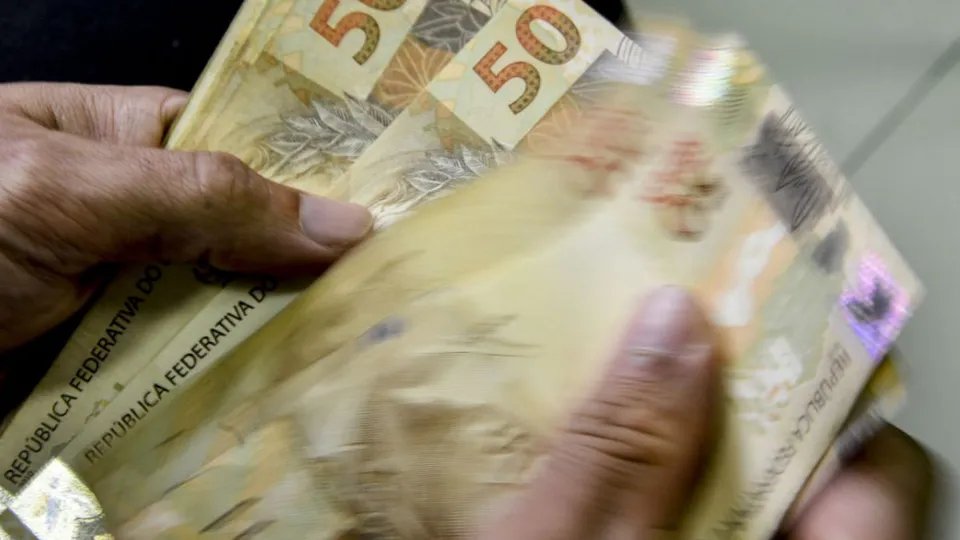 O volume total de investimentos das pessoas físicas atingiu R$ 7,22 trilhões, revelando um aumento significativo em diversas categorias.