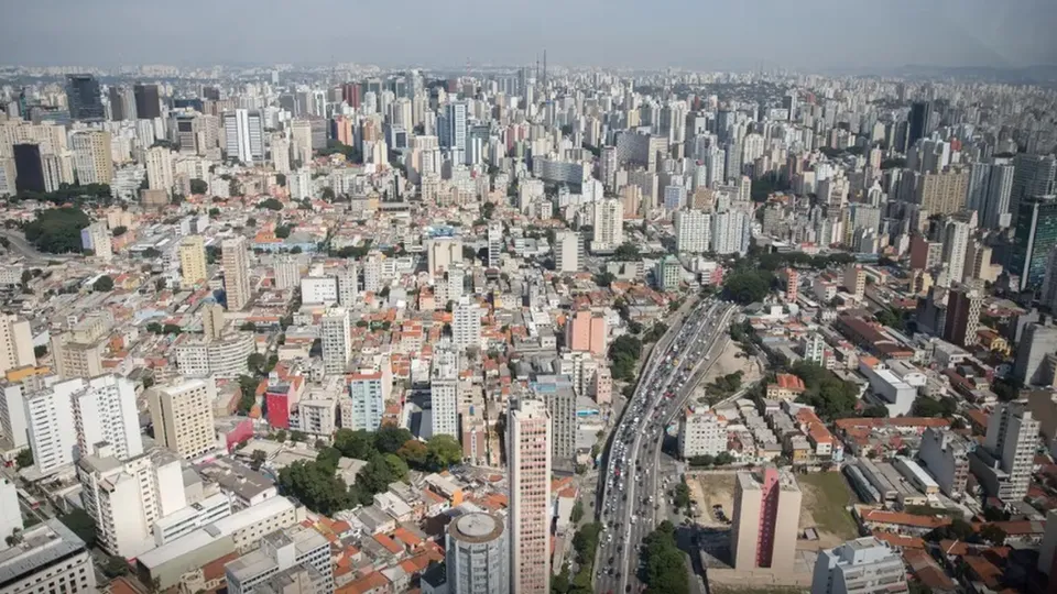 As duas maiores cidades brasileiras despencam no ranking, enquanto cidades espanholas se destacam entre as melhores opções.