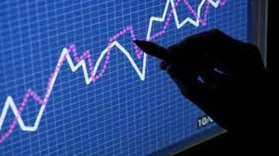 O Federal Reserve sinaliza que a redução das taxas de juros será feita de forma gradual, visando equilibrar a inflação e o emprego.