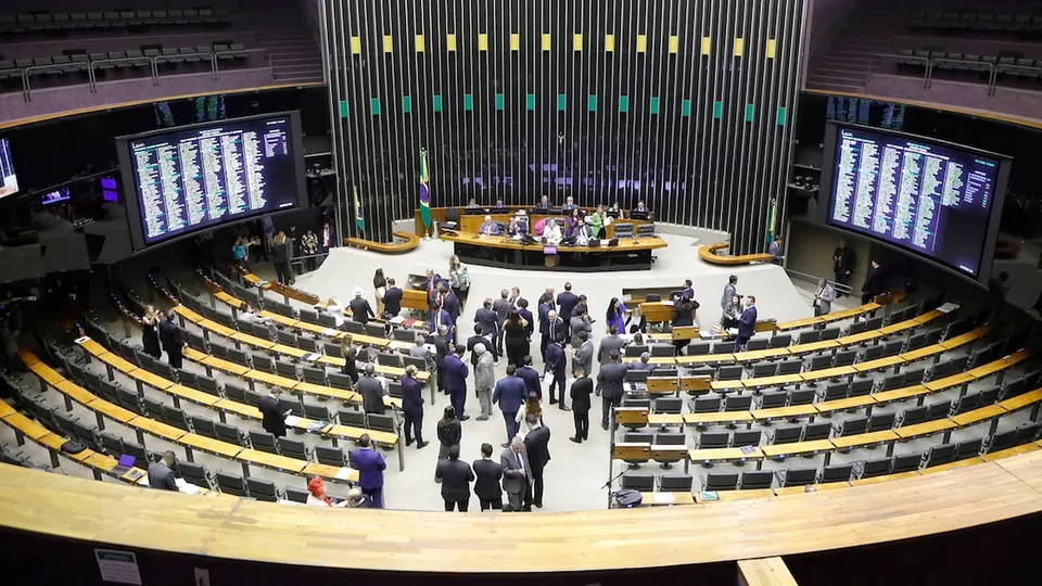 A Câmara dos Deputados autorizou o governo federal a apoiar financeiramente agricultores de municípios gaúchos em emergência climática.