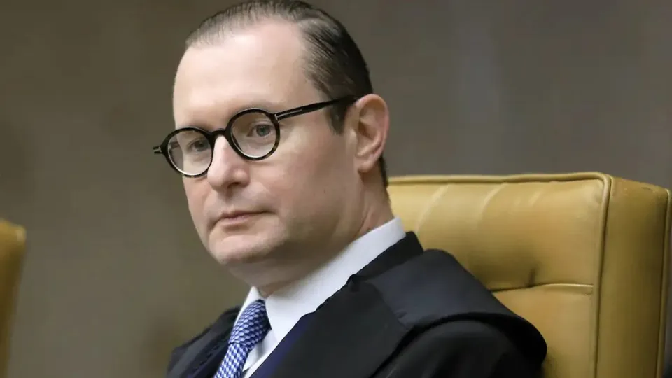 O Supremo Tribunal Federal (STF) formou maioria em julgamento que avalia a constitucionalidade da presença de símbolos religiosos em prédios públicos, considerando a tradição cultural do Brasil.