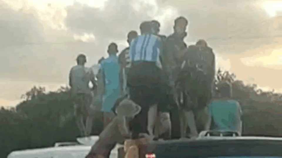 Raquel Lyra justifica veto ao projeto de lei, citando riscos à segurança de motoristas e passageiros.