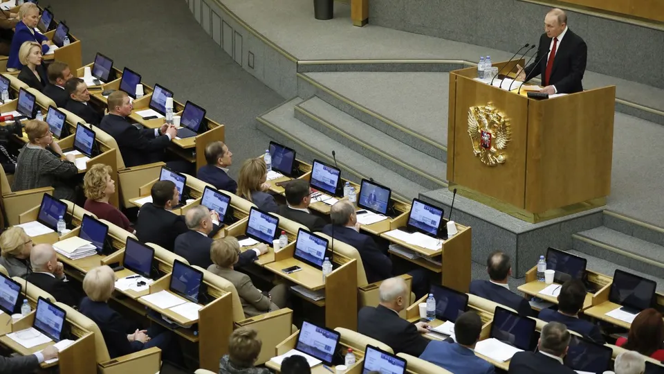 Aprovado aumento significativo nos gastos militares da Rússia, prevendo 13,5 trilhões de rublos para defesa em 2025, em meio a tensões com o Ocidente.