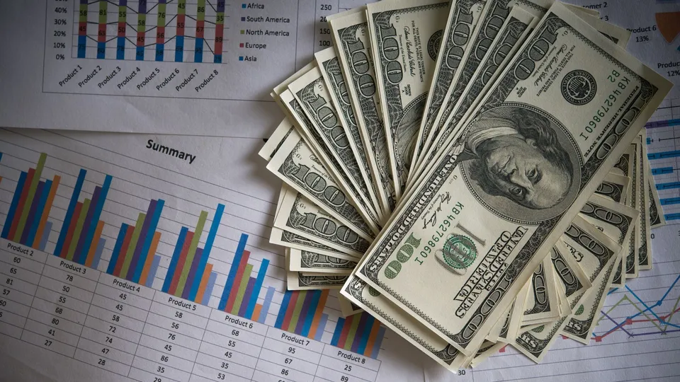 Na abertura do dia, o dólar à vista apresentou leve alta, cotado a R$ 5,8205, enquanto investidores aguardam novidades fiscais.