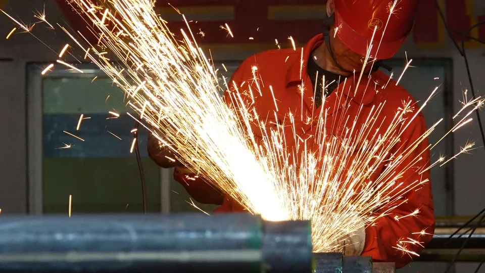 De acordo com o NBS, o lucro industrial na China caiu 10% em outubro, mas apresentou sinais de recuperação em relação a setembro.