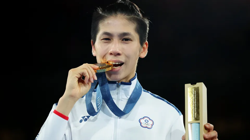 A boxeadora taiwanesa, medalhista de ouro em Paris, abandona competição na Inglaterra após ser questionada sobre sua elegibilidade.