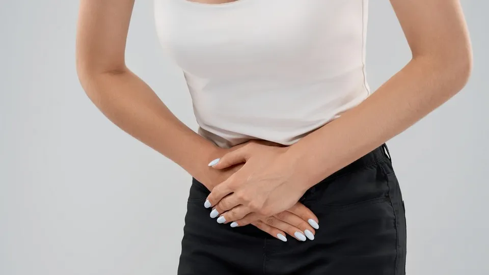 Iniciativa busca garantir até três dias de licença remunerada por mês para mulheres com sintomas graves.