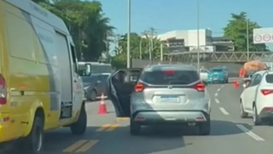 Entre os feridos, está uma policial militar que reagiu ao assalto e um motociclista