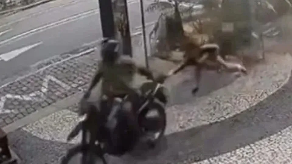 No domingo, 24, uma mulher foi arrastada por um motociclista que tentou roubar sua bolsa no Leblon. Veja o vídeo do ocorrido.