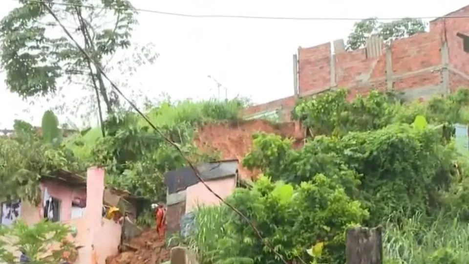 Deslizamento de terra em Salvador deixa uma vítima fatal após fortes chuvas