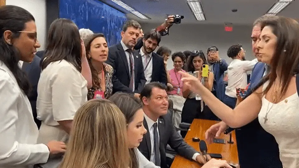 A presidente da CCJ, Caroline de Toni, interrompeu reunião após protestos contra a PEC que proíbe aborto legal