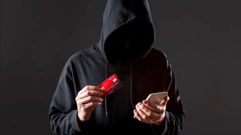 Criminosos utilizam tecnologia avançada para enganar consumidores durante promoções.