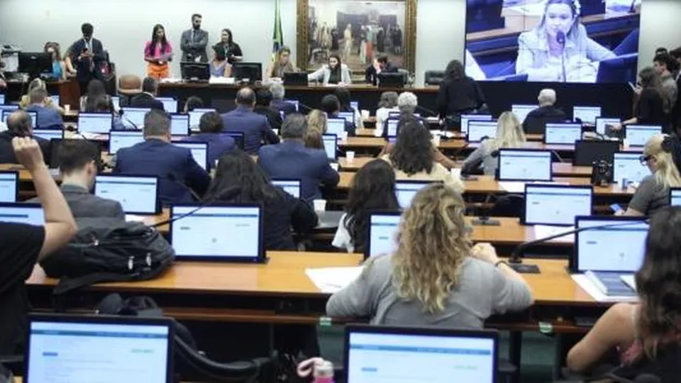 CCJ da Câmara aprova PEC que proíbe aborto com 35 votos a favor e 15 contra