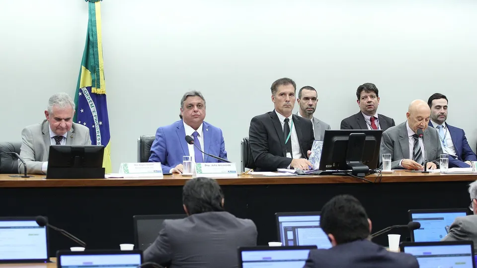 Nova proposta possibilita que Mesas Diretoras da Câmara e do Senado indiquem emendas de comissão para 2025