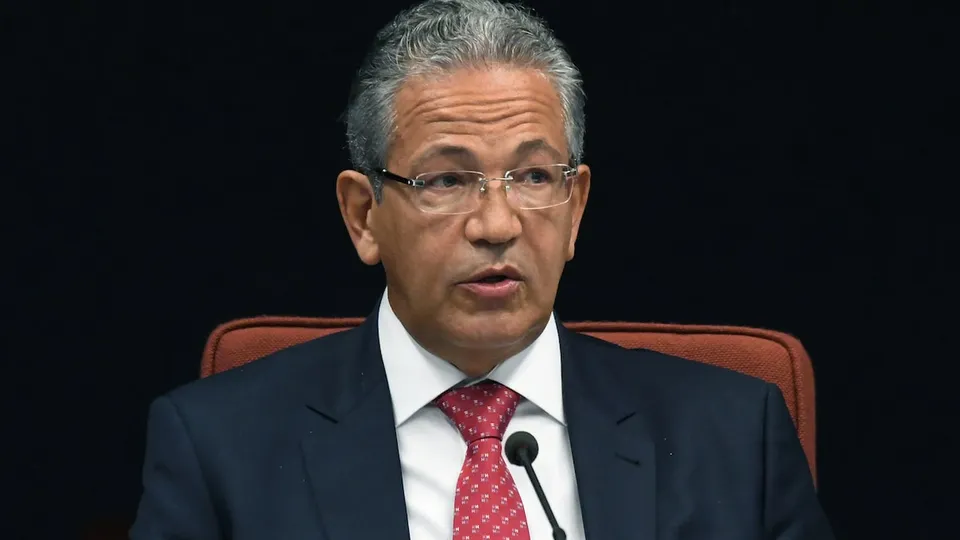 Mauro Campbell determina a análise de decisões de Paulo Afonso de Oliveira em processos sob suspeita de corrupção.