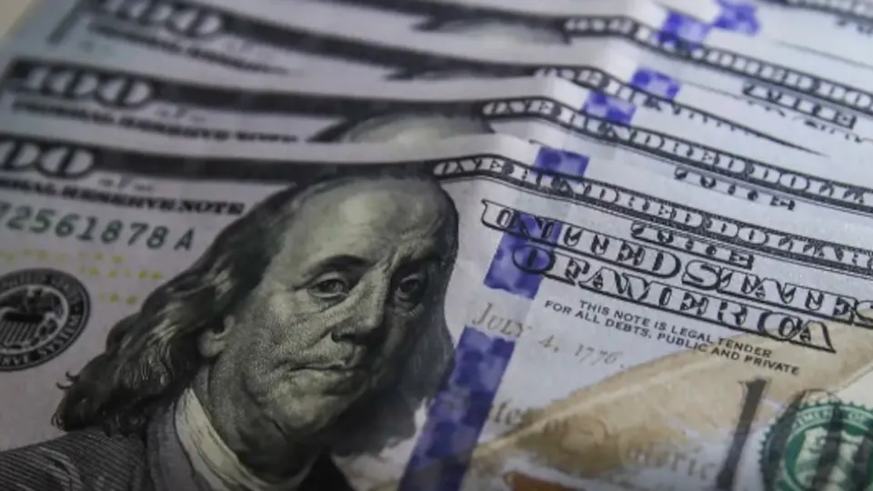 A moeda americana disparou após anúncio de isenção do Imposto de Renda para salários de até R$ 5 mil, gerando preocupações.