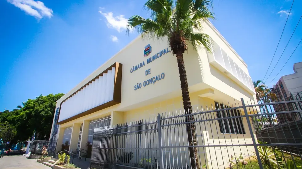 Reajuste salarial de mais de 14% para o prefeito e novos valores para vereadores são discutidos.