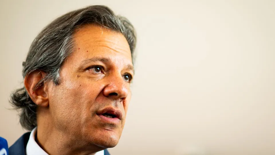 Ministro da Fazenda, Fernando Haddad, anunciará proposta em pronunciamento na TV para restringir abono salarial.