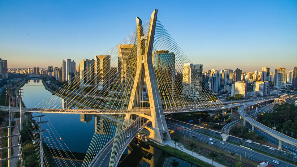 Estudo revela que municípios paulistas lideram ranking de segurança, com baixas taxas de homicídio e políticas eficazes.