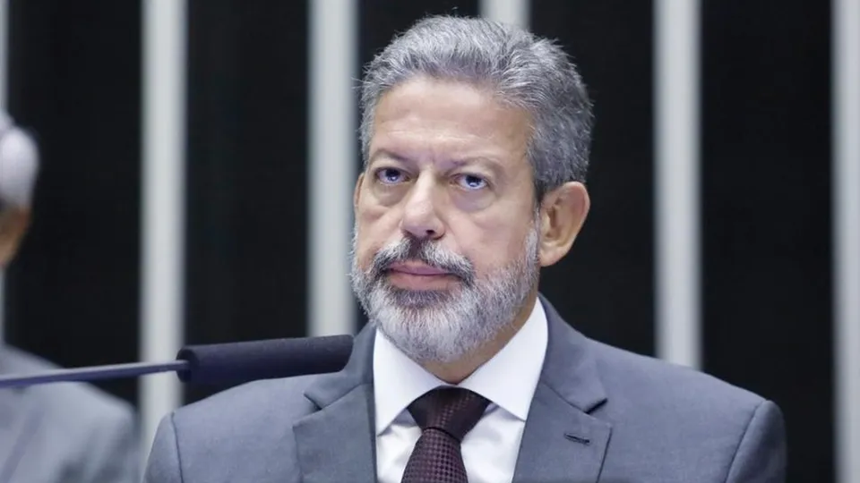 O presidente da Câmara, Arthur Lira, afirma que tomará medidas contra abusos da PF em relação aos parlamentares indiciados.