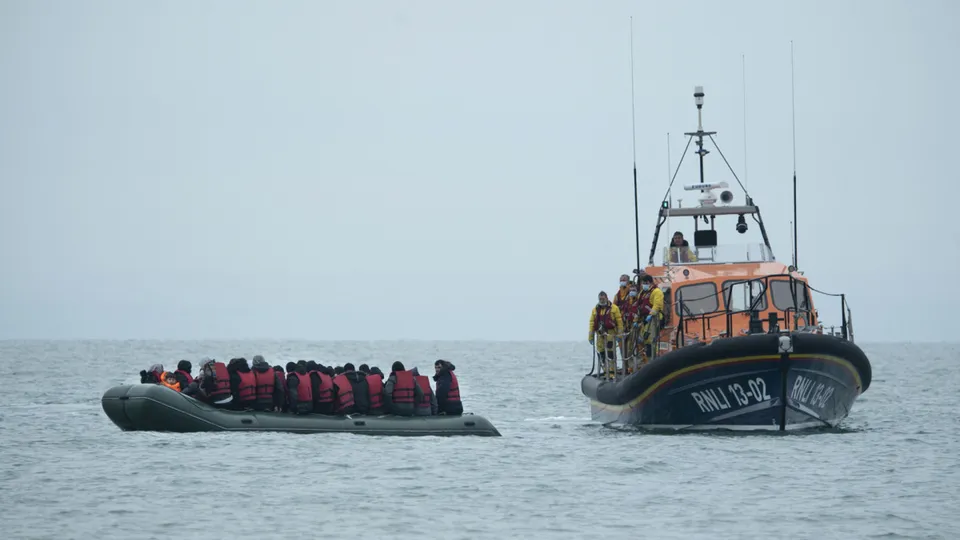 A Guarda Costeira da Grécia informou que quatro migrantes morreram no naufrágio de um barco. Buscas por sobreviventes continuam.