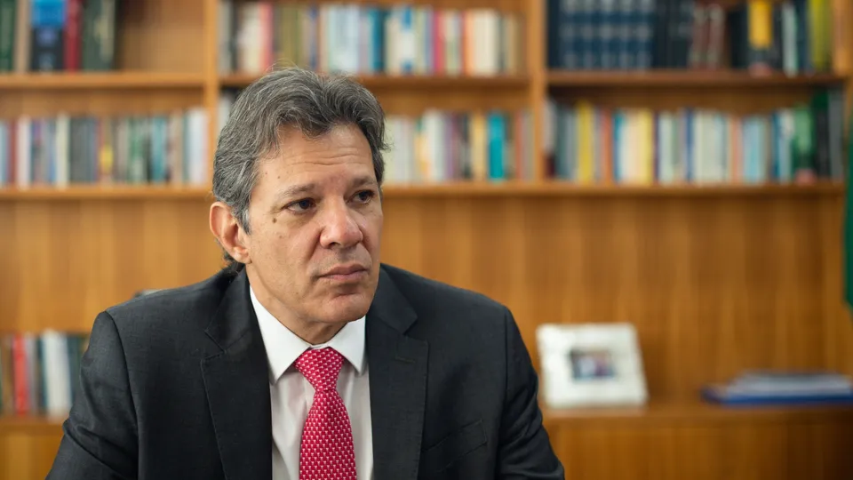 Governo apresenta proposta que limita reajuste do salário mínimo a 2,5% ao ano, visando economia nas contas públicas.
