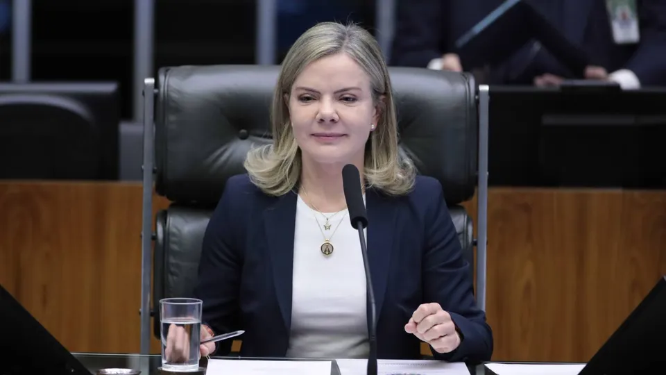 A presidente do PT, Gleisi Hoffmann, lamenta a reação negativa do mercado após anúncio de isenção do IR para R$ 5 mil.