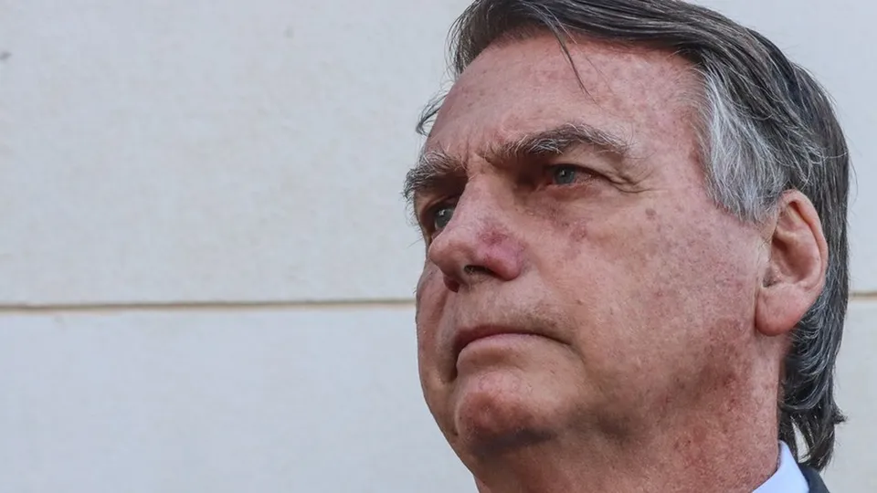 Bolsonaro afirma que corre risco de prisão e considera exílio em embaixada