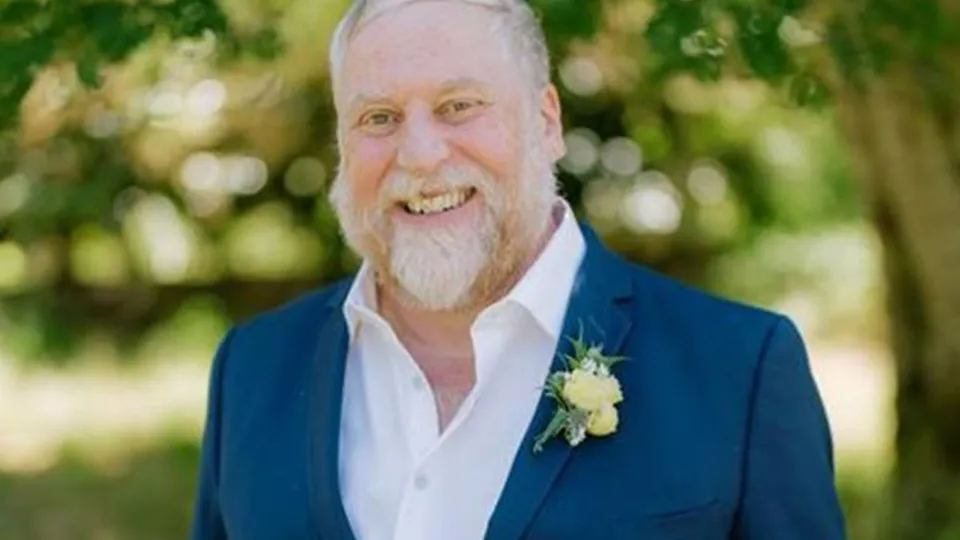 Julien Arnold, de 60 anos, faleceu no palco durante peça natalina em Edmonton; causa da morte é investigada