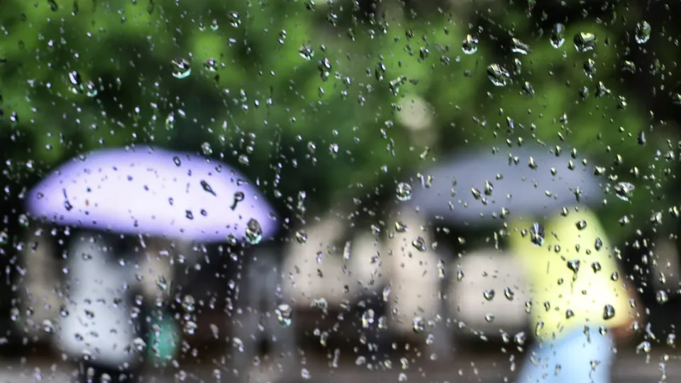 Pancadas de chuva são esperadas para o fim da tarde desta quinta-feira, 28; temperaturas devem cair até a próxima semana.