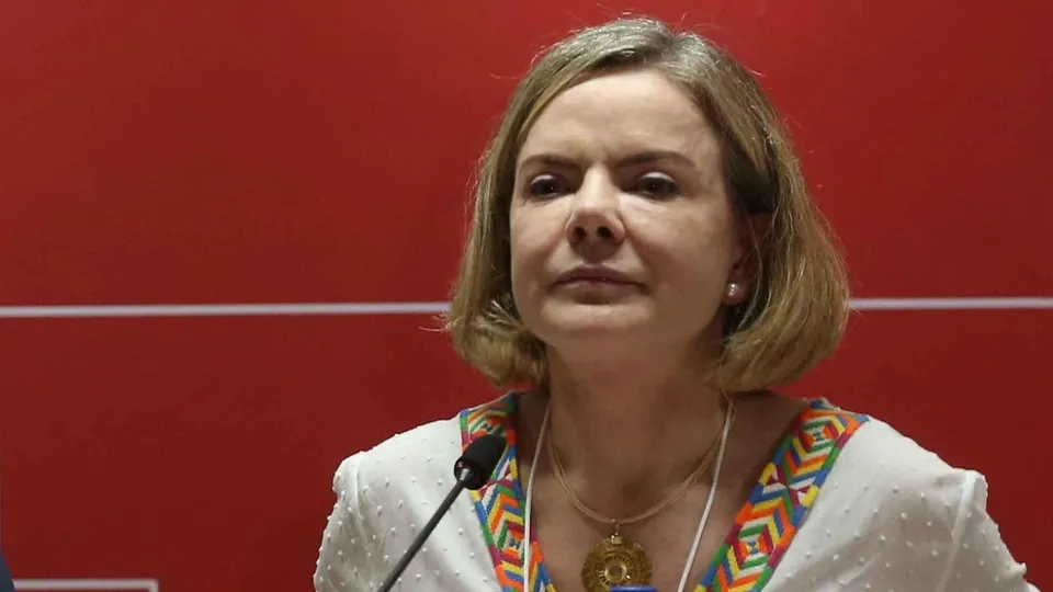 Presidenta do PT critica ex-presidente por não ter agido durante tentativa de golpe em 2022 e defende que anistia não seja concedida.