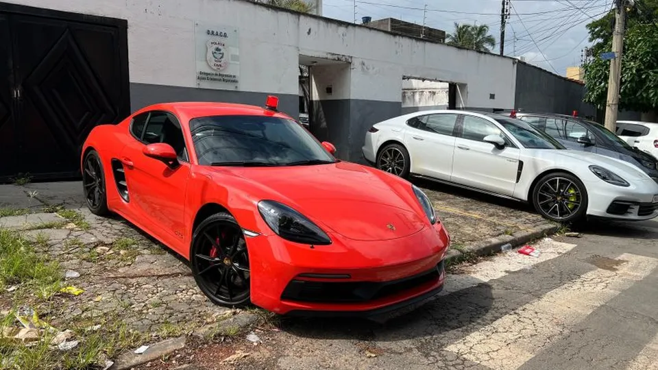 Operação da Polícia Civil apreende Porsches de quadrilha que aplicava golpes em Goiás