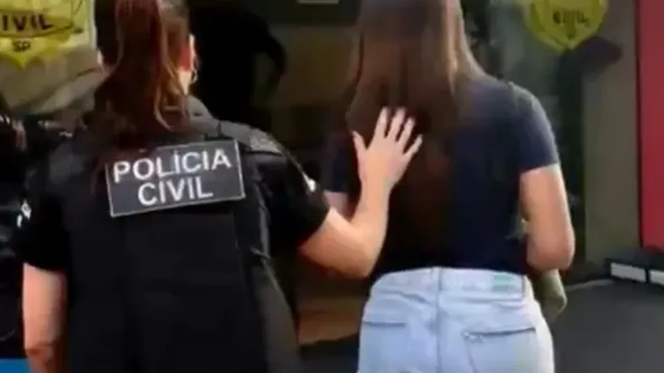 Seis pessoas foram presas por estelionato após enganarem um idoso de 71 anos que acreditava em relacionamento virtual.