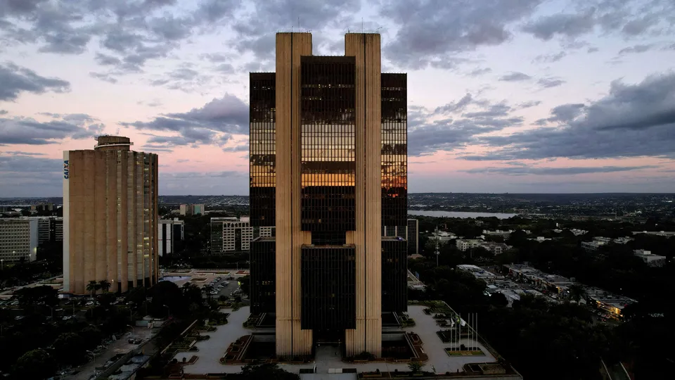 Instituição financeira revisa suas previsões e aponta deterioração nas expectativas econômicas após anúncio de medidas fiscais.