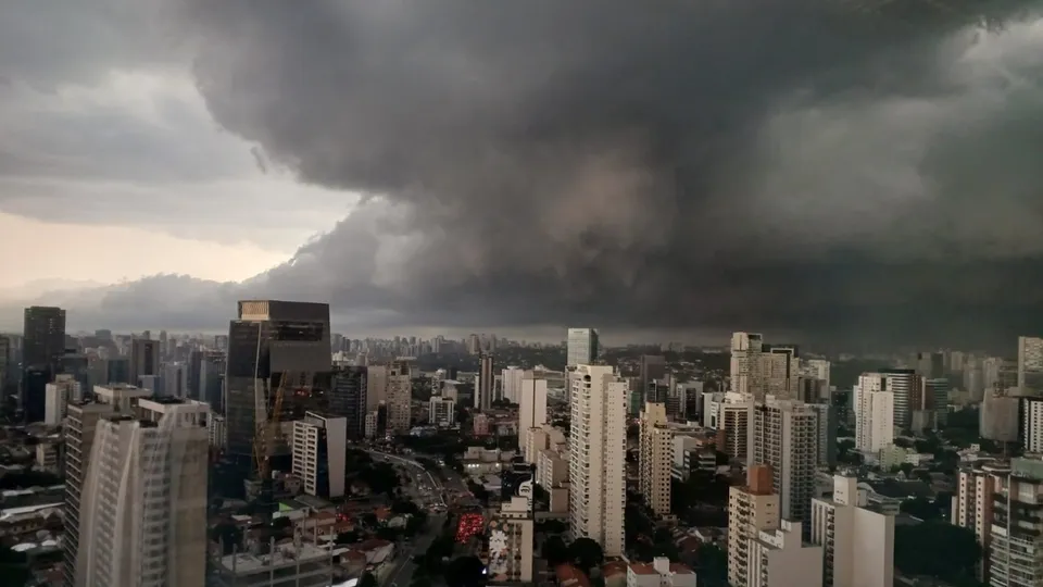 São Paulo em alerta para alagamentos devido a chuvas intensas e ventos fortes