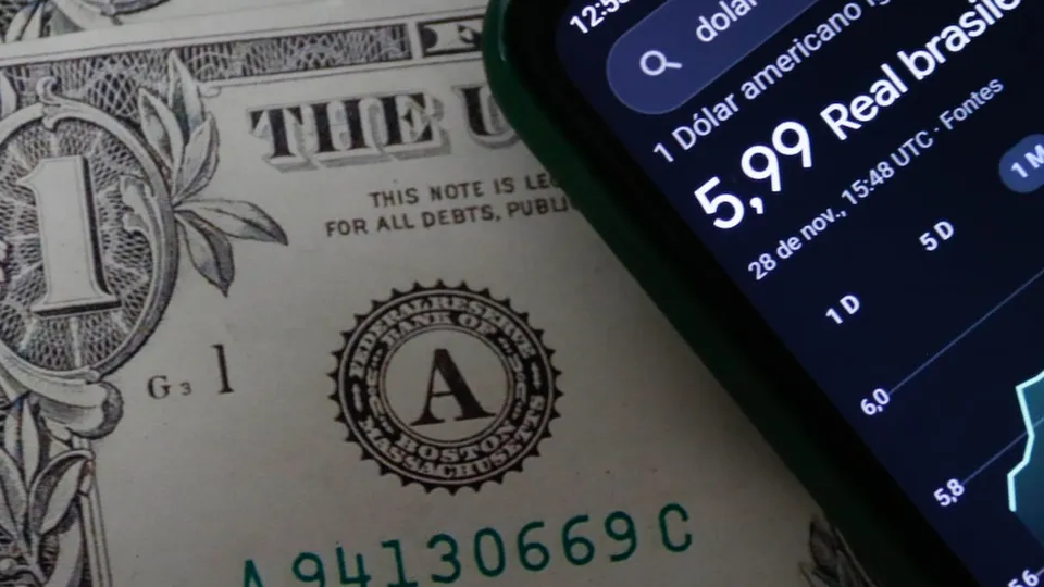 A moeda americana teve alta de 1,3% e fechou a R$ 5,989, refletindo insatisfação do mercado
