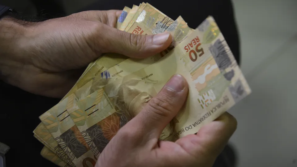 Empresas devem quitar a primeira parte da gratificação natalina até esta sexta-feira; veja como calcular.