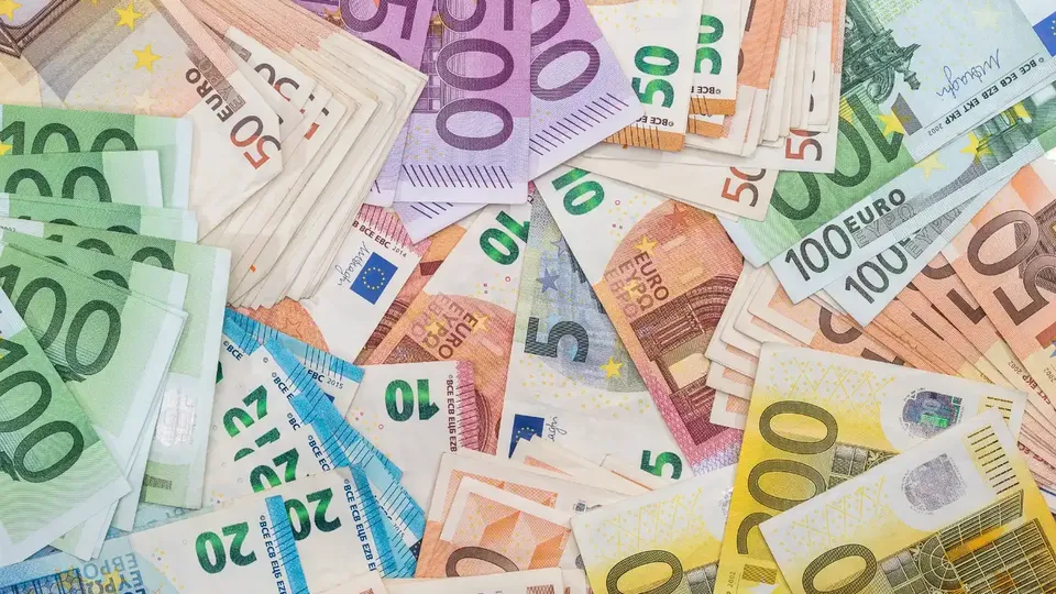 Dados da Eurostat mostram que a inflação na zona do euro subiu para 2,3% em novembro, superando a meta do Banco Central Europeu.