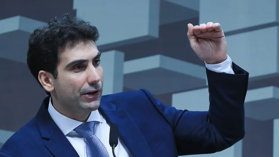 Gabriel Galípolo, futuro presidente do BC, defende medidas para controlar a inflação em evento com empresários.